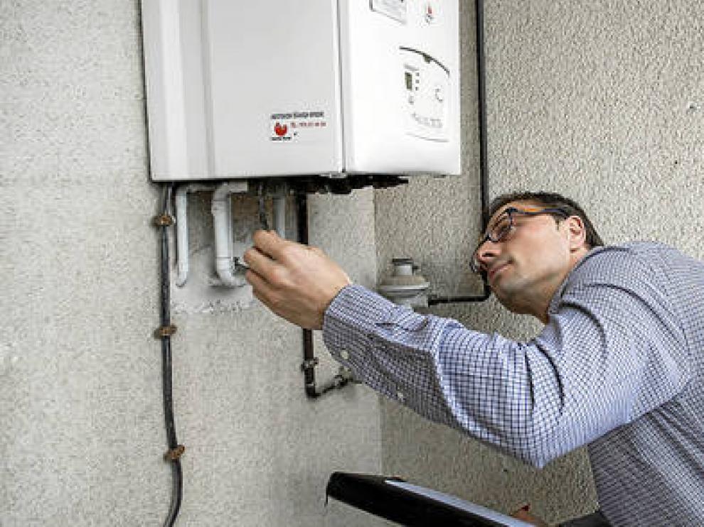 Un técnico realiza una revisión para obtener el certificado energético