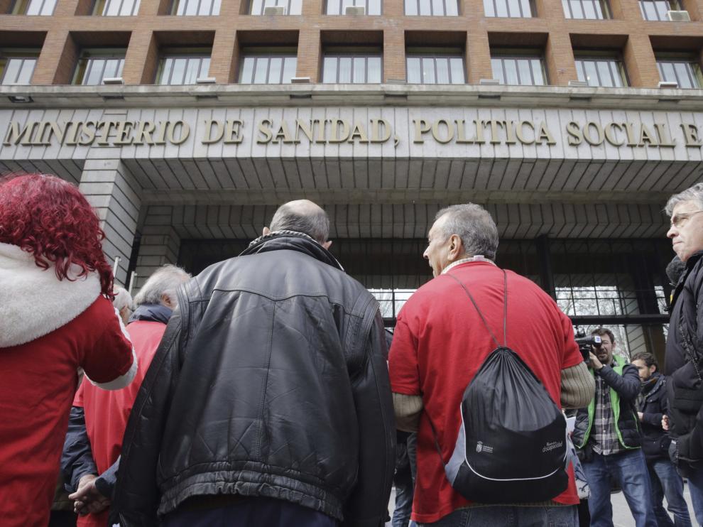 Manifestantes en el exterior del Ministerio de Sanidad, donde se abordó el Plan Estratégico Nacional para la Hepatitis C.