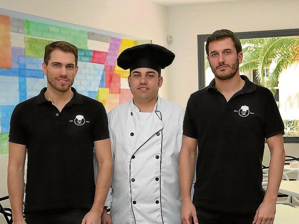 Juan Sarto, Felipe López y Julio Pinos, en La Minipizzería