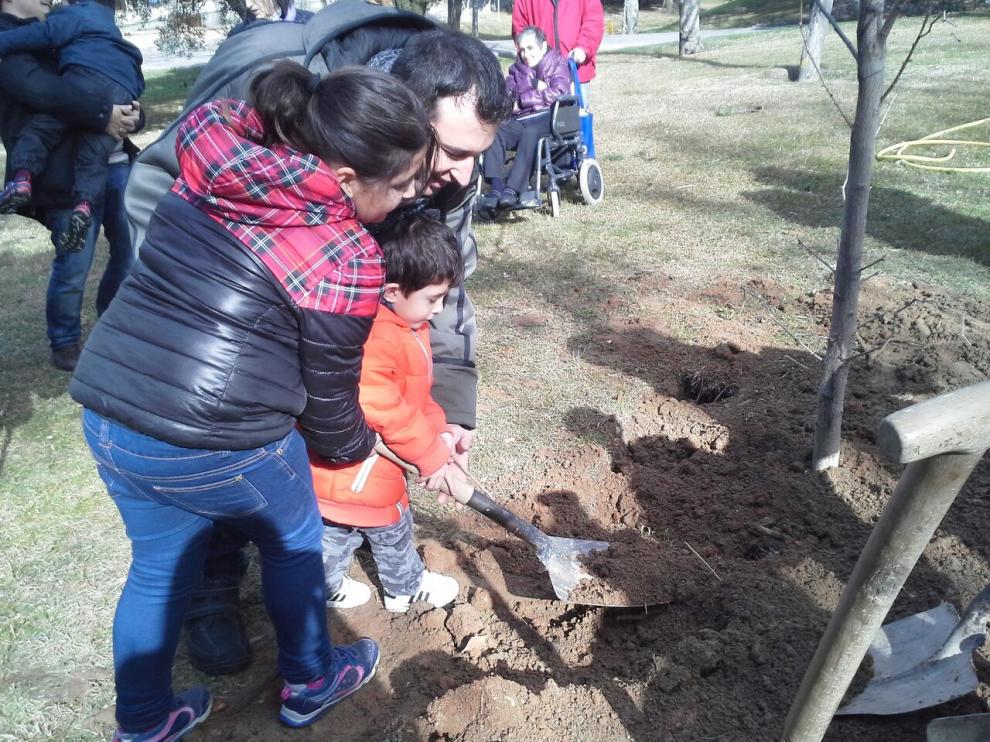 El pequeño Iván, de 4 años, colaboró en la plantación de 'El Árbol de la Esperanza', un acto celebrado en Aragón por la Federación Española de Enfermedades Raras.