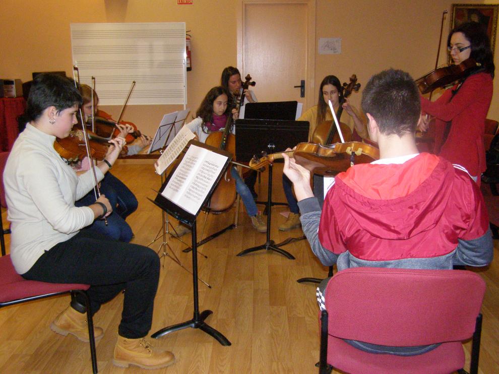 Alumnos de orquesta profesional ensayando en el Conservatorio de Tarazona
