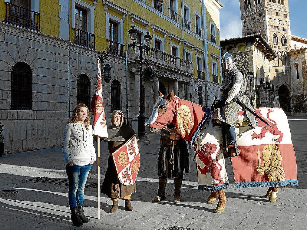 María del Carmen Casero posa con las indumentarias del jinete, escudero y caballo ganadoras.