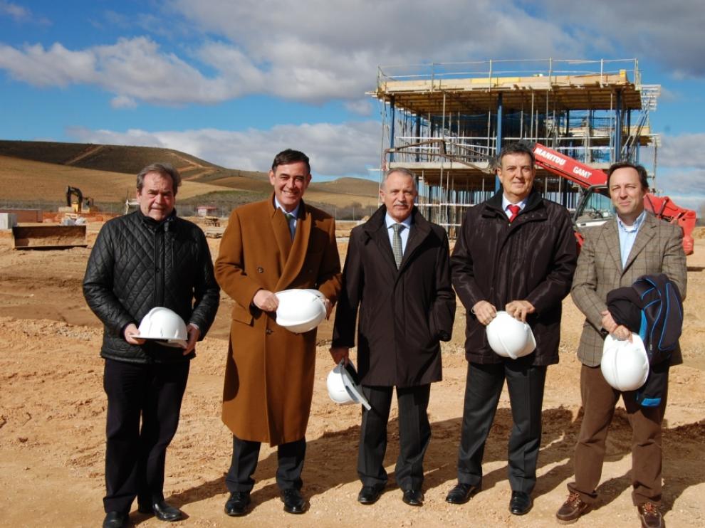 Visita de los mandatarios de la Diputación a los terrenos donde se instalará la fábrica.
