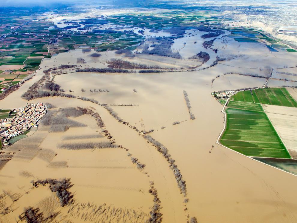 El Ebro, desbordado a su paso por Boquiñeni y Pradilla