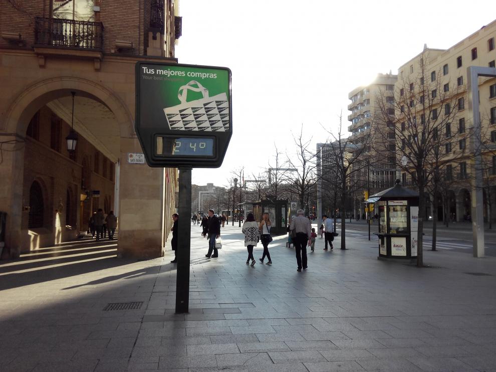 Un termómetro en Independencia marcaba 24 grados a las 17.00 de este domingo
