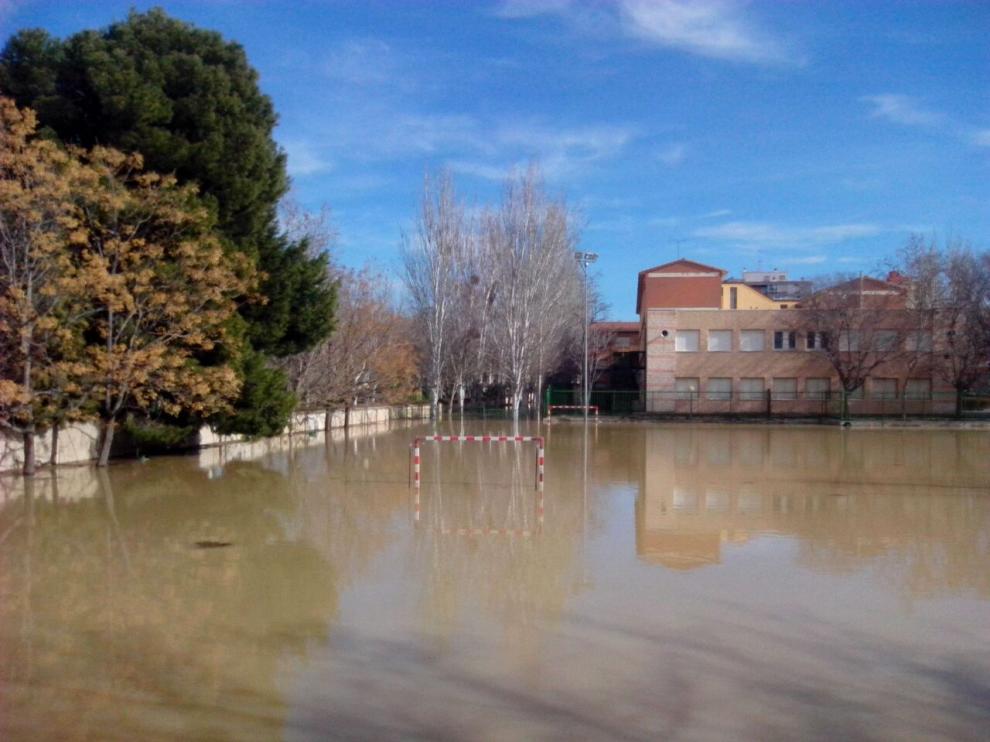 El patio del colegio Jerónimo Zurita estaba anegado de agua este domingo al mediodía