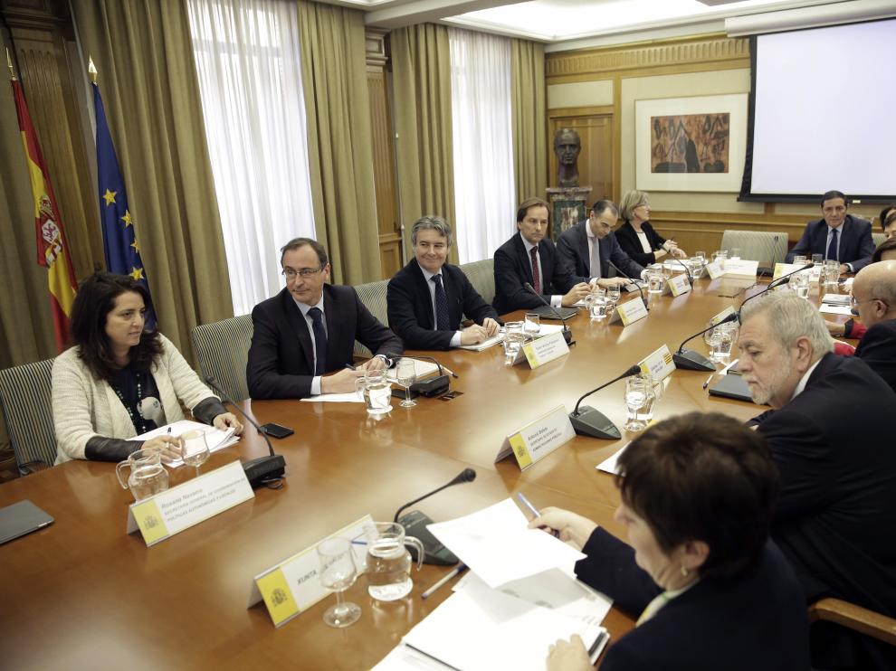 El ministro de Sanidad, Alfonso Alonso, durante la reunión mantenida con los responsables de las CC. AA. para abordar la financiación de los tratamientos de la hepatitis C.