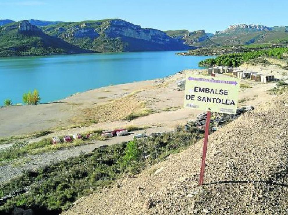El embalse de Santolea, en la foto, riega en torno a 20.000 hectáreas de cultivos.