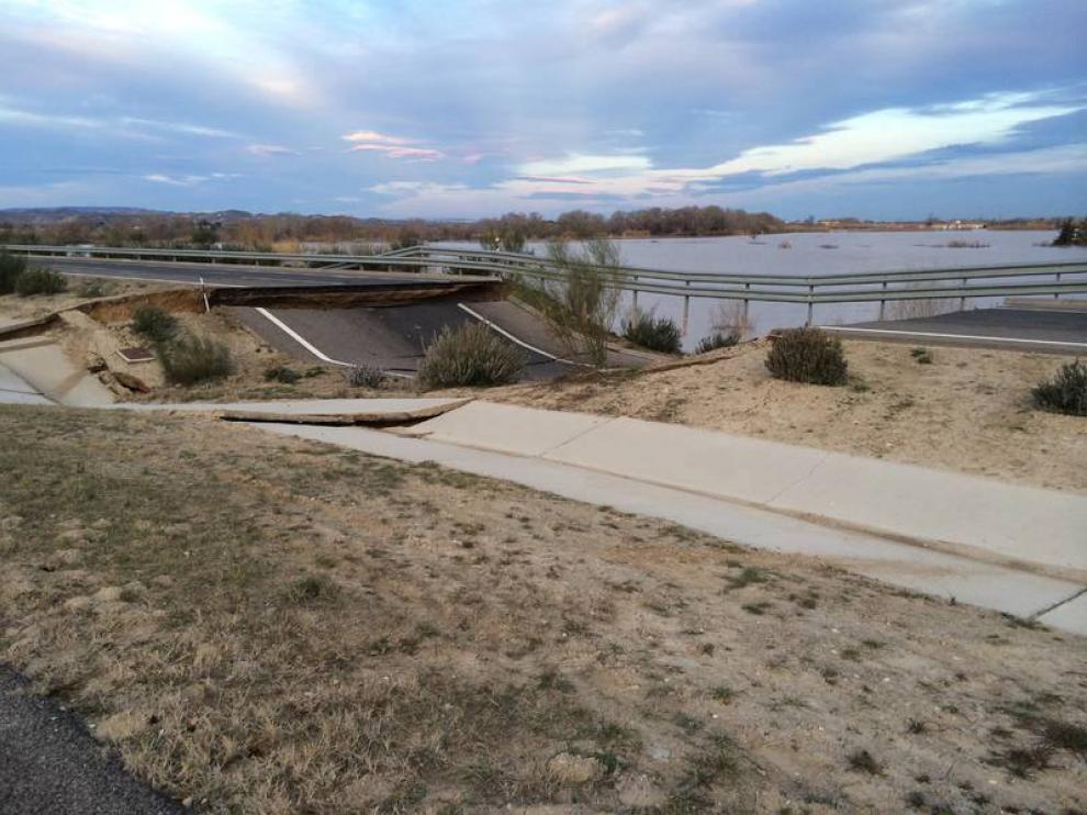 Daños causados por el agua en la autopista ARA-A1