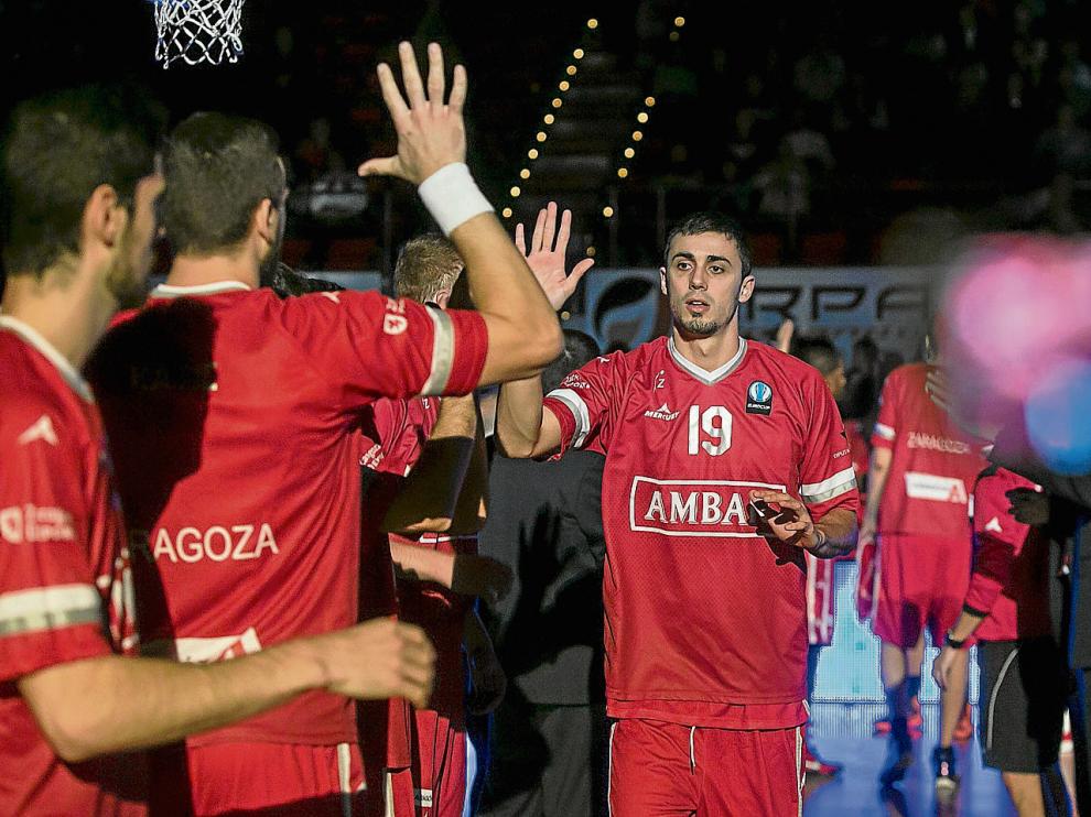 Pere Tomás saluda a sus compañeros, minutos antes de afrontar un partido.