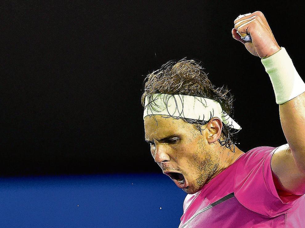 Rafael Nadal celebra la victoria ante el israelí Sela en la noche australiana de ayer.