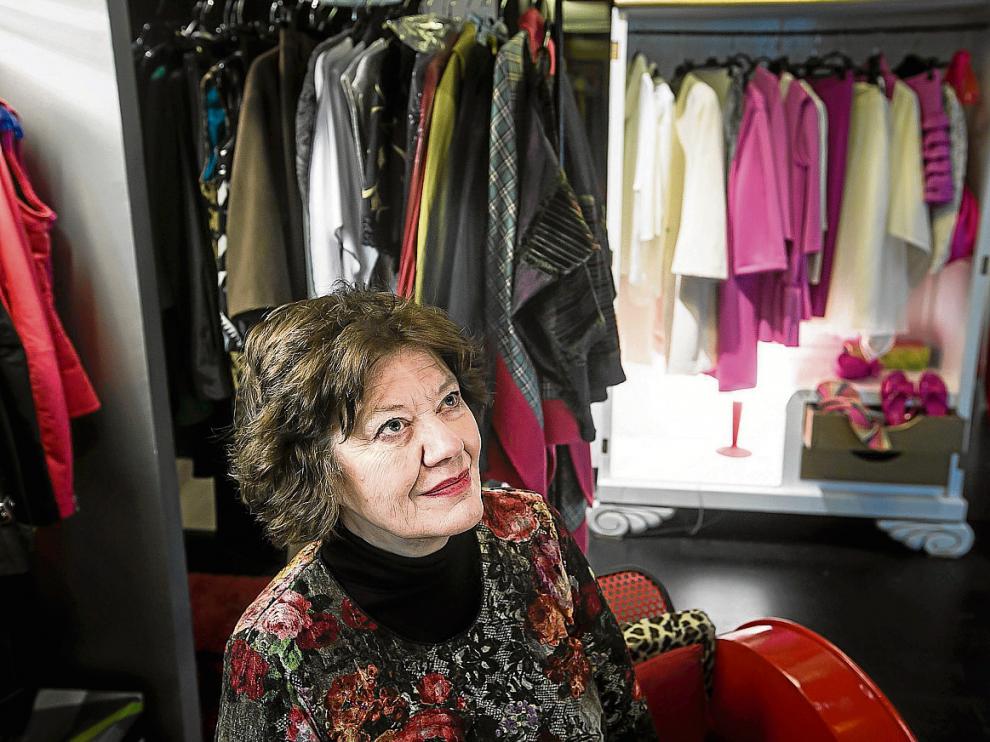 La escritora Anne Perry, ayer por la tarde, en el atelier de la tienda zaragozana Paloma.