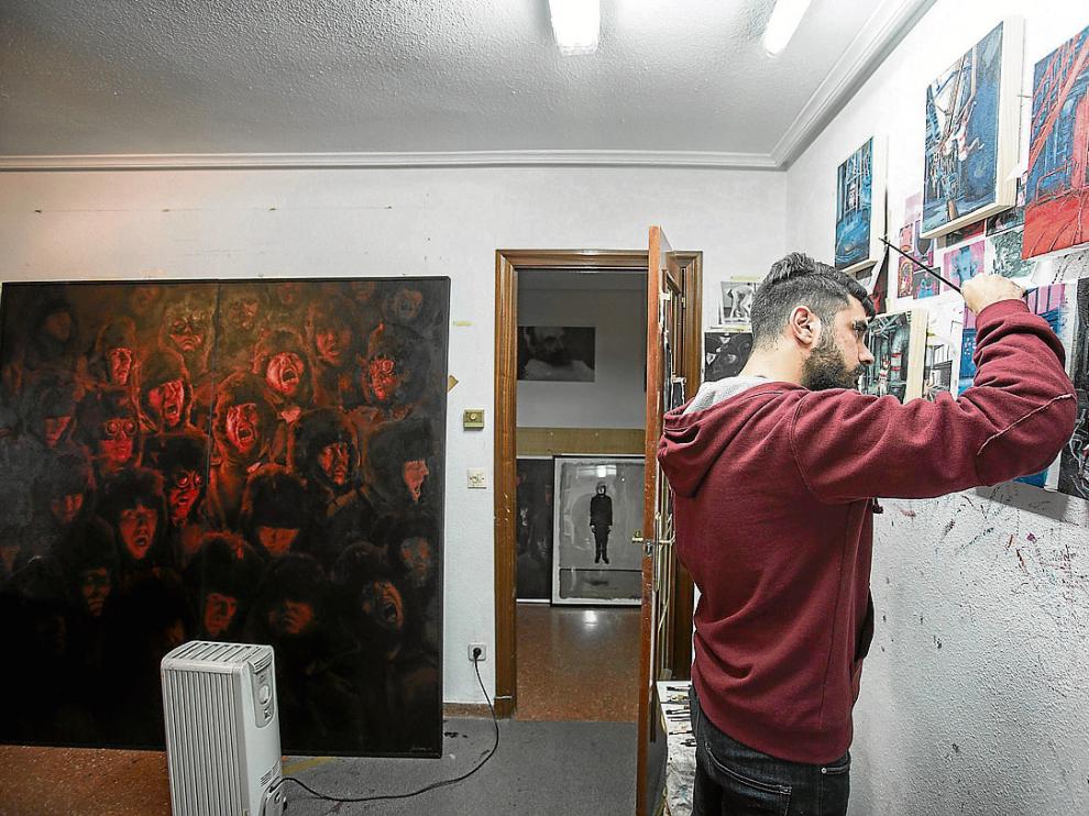 Víctor Solana pinta sus nuevos cuadros en el comedor del piso que utiliza como estudio.