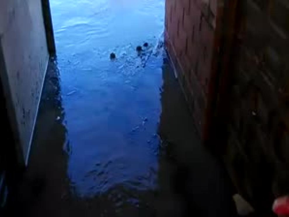 El barrio de Alfocea, inundado por la crecida del Ebro