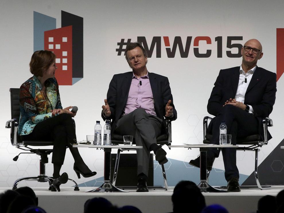 El consejero delegado de Vodafone, Vittorio Colao (d); el consejero delegado de Deutsche Telekom, Timotheus Hööttges (2d); el consejero delegado de Telenor, Jon Fredirk Baksaas (2i); y la directora general de GSMA, Anne Bouverto