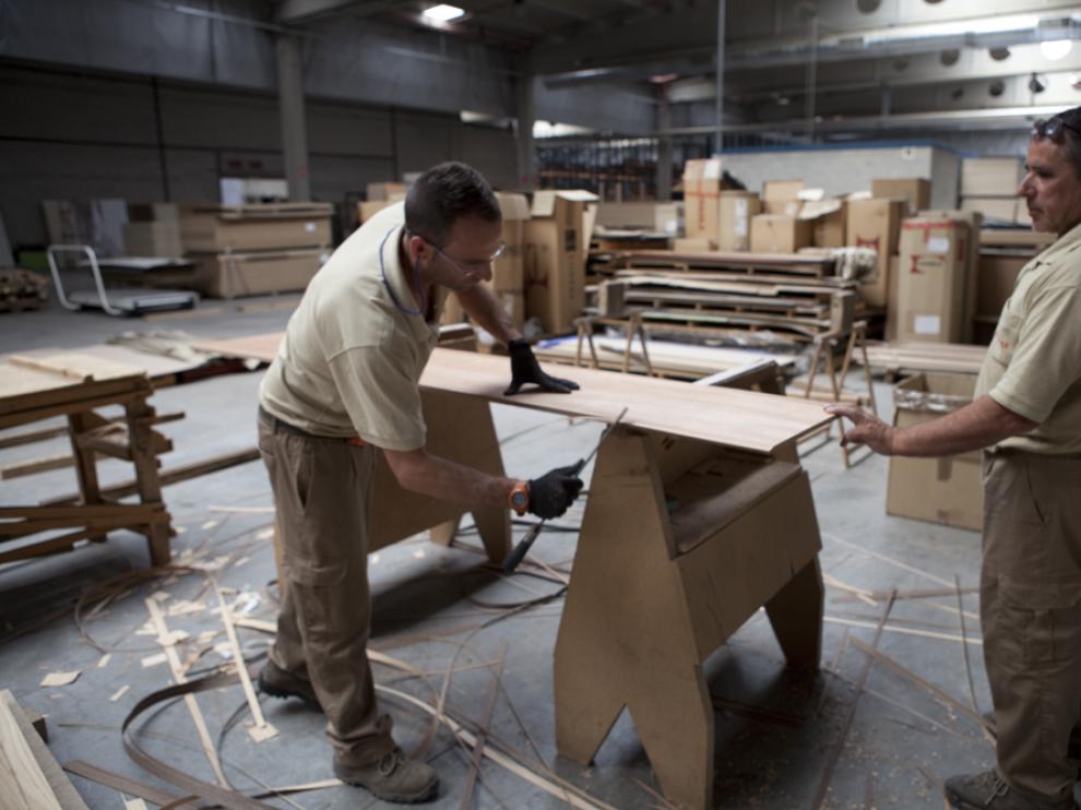 Trabajadores en la fábrica de Norma Doors