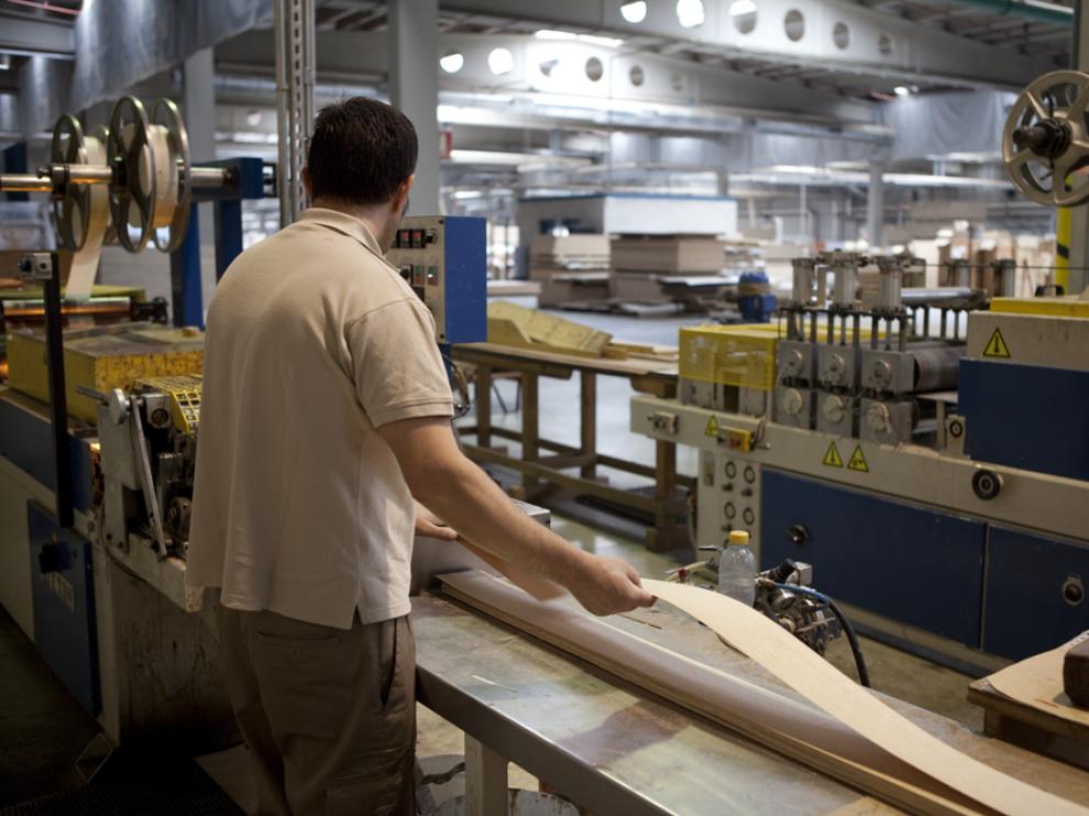 Trabajadores en la fábrica de Norma Doors