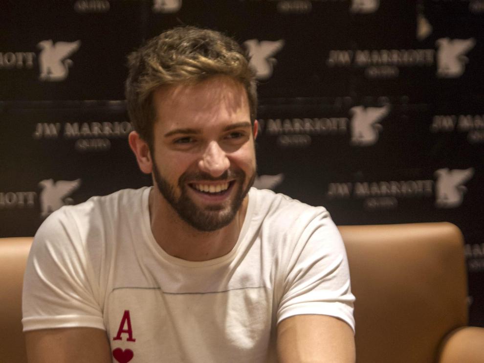 Alborán posa durante la entrevista