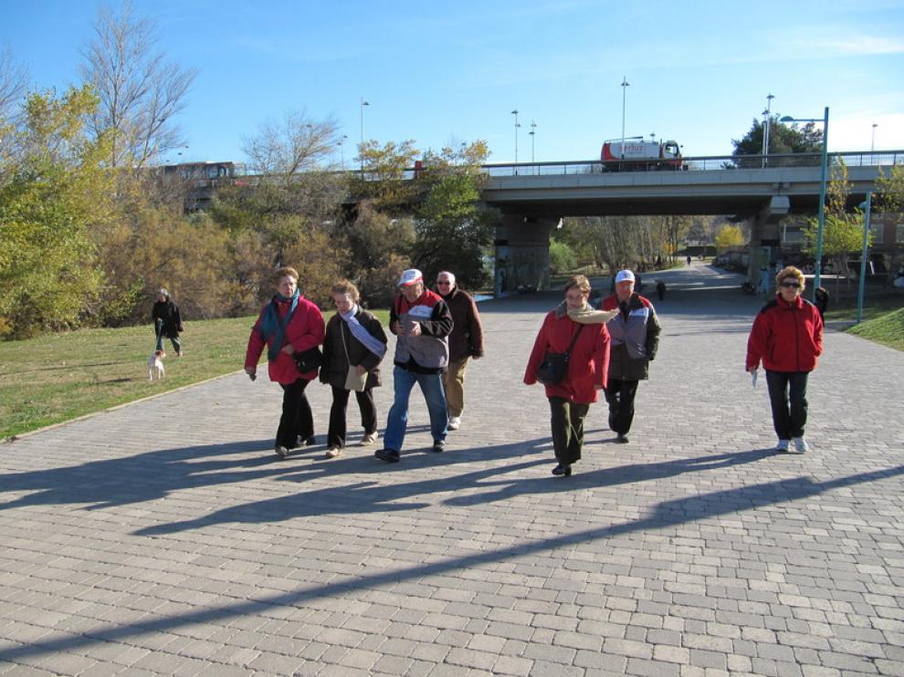 Participantes en el programa de paseos cardiosaludables 'Parques con corazón', en Zaragoza.