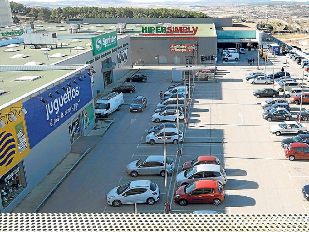 Imagen de archivo del aparcamiento exterior de la planta 2 del Centro Comercial Camaretas.