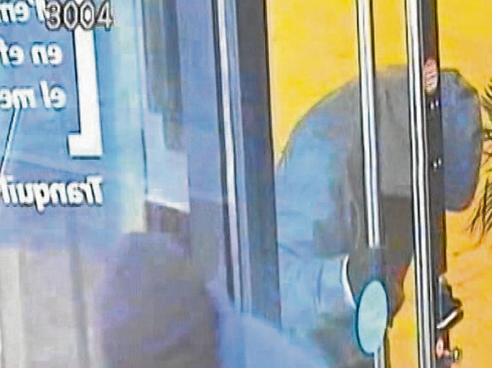 Imágenes captadas en una sucursal bancaria de Barcelona, en el barrio de Clot, donde los Grupos Anarquistas Coordinados (GAC)colocaron un artefacto casero el 21 de diciembre de 2012.