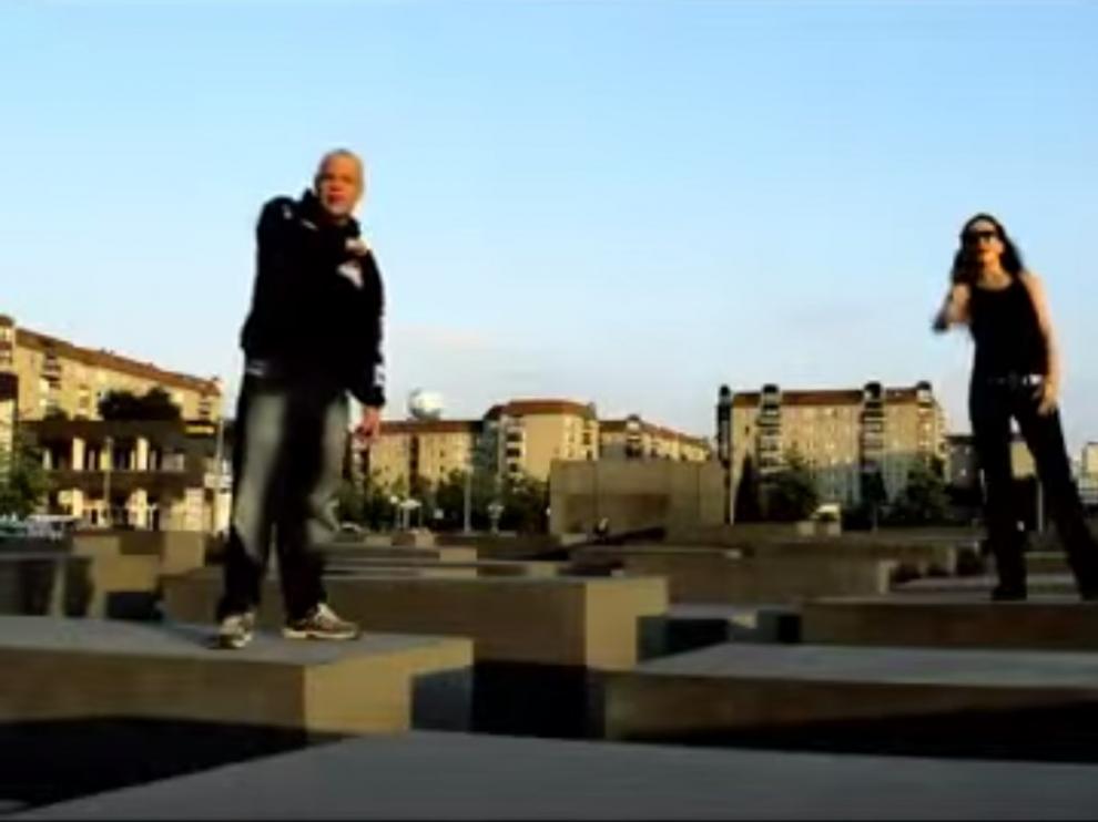​Raperos neonazis profanan con un videoclip el monumento del holocausto