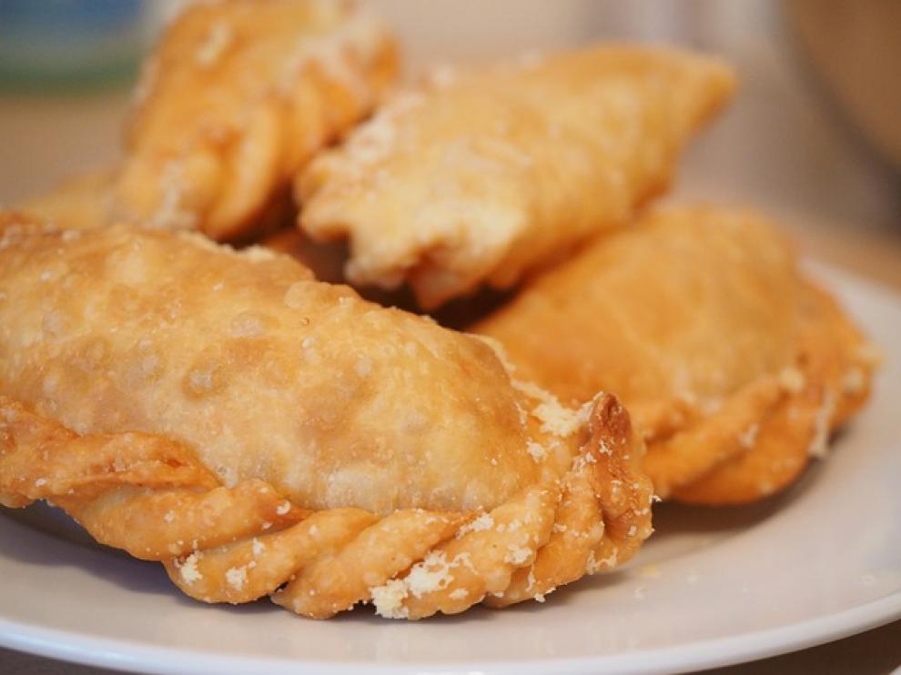 Feír las empanadillas en aceite, a poder ser aromatizado con pieles de algún cítrico: limón, mandarina, naranja.