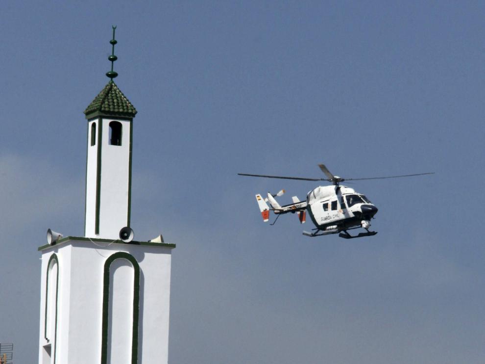 Un avión de la Guardia Civil sobrevuela el Barrio de El Príncipe