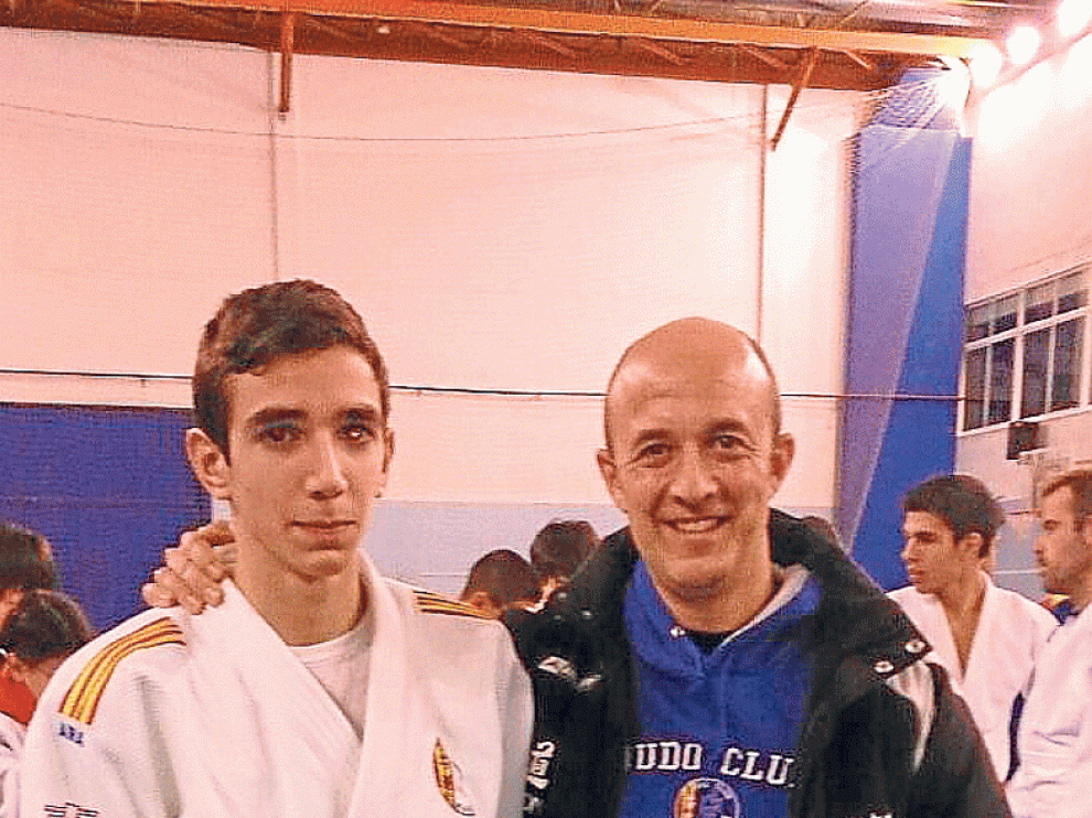 Sergio Ibáñez izquierda junto con su entrenador, Javier Rivero