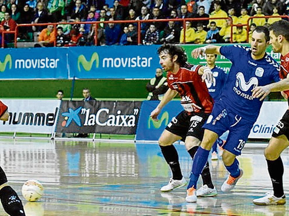 Nano Modrego y David (d) intentan frenar el avance de Cardinal en el partido de ayer.