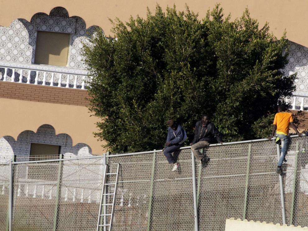 Tres inmigrantes seguían en la valla de Melilla esta mañana
