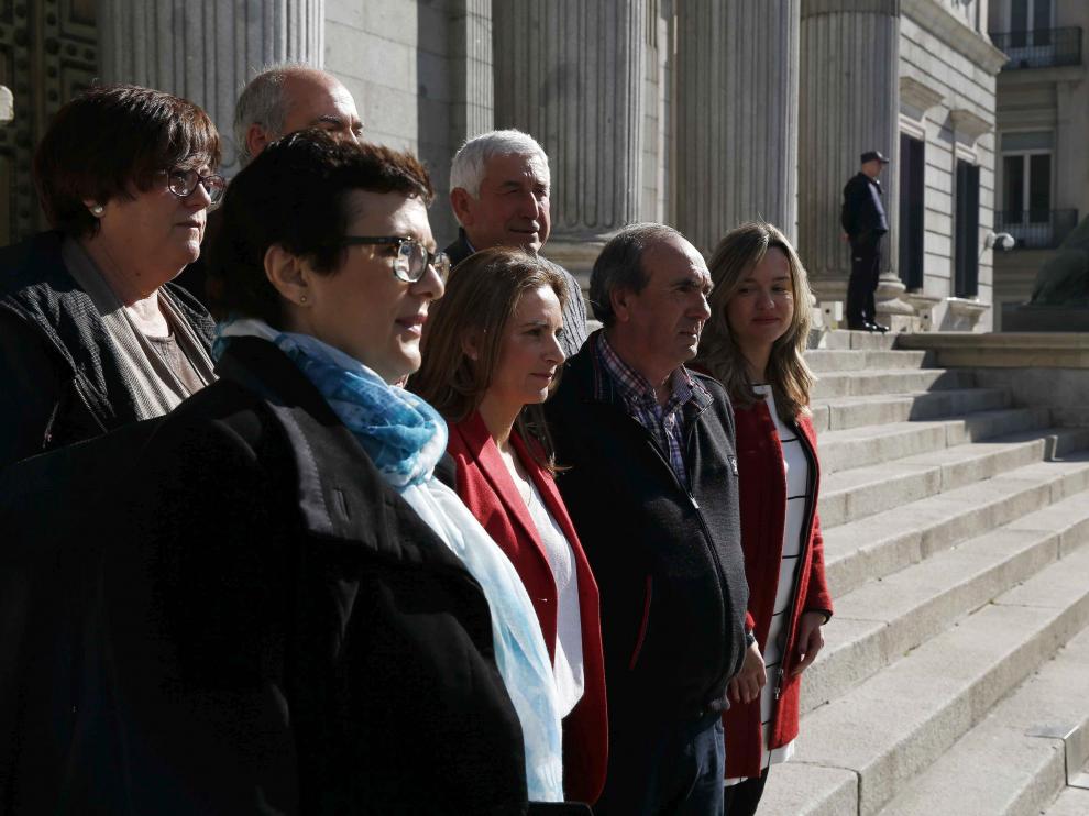 Seis alcaldes de la zona del Ebro afectada por la crecida que acudieron hoy a la tribuna del Congreso para escuchar la respuesta del presidente del Gobierno, Mariano Rajoy