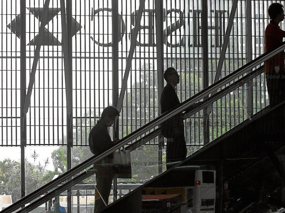 Unos clientes del banco HSBC, ayer, en la sucursal principal de la entidad en Hong Kong.