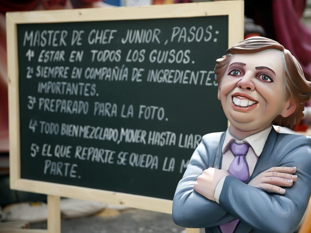 Los turistas toman una Valencia poblada de fallas satíricas