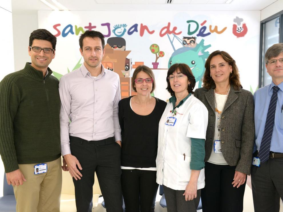 Mónica Sarasa, en el centro, junto a los investigadores del hospital San Juan de Dios de Barcelona.
