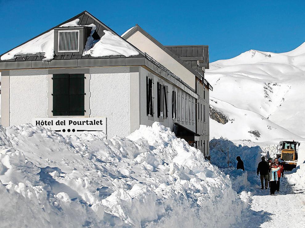 El Portalet en la parte francesa, donde la nieve forma pasillos de varios metros de altura.