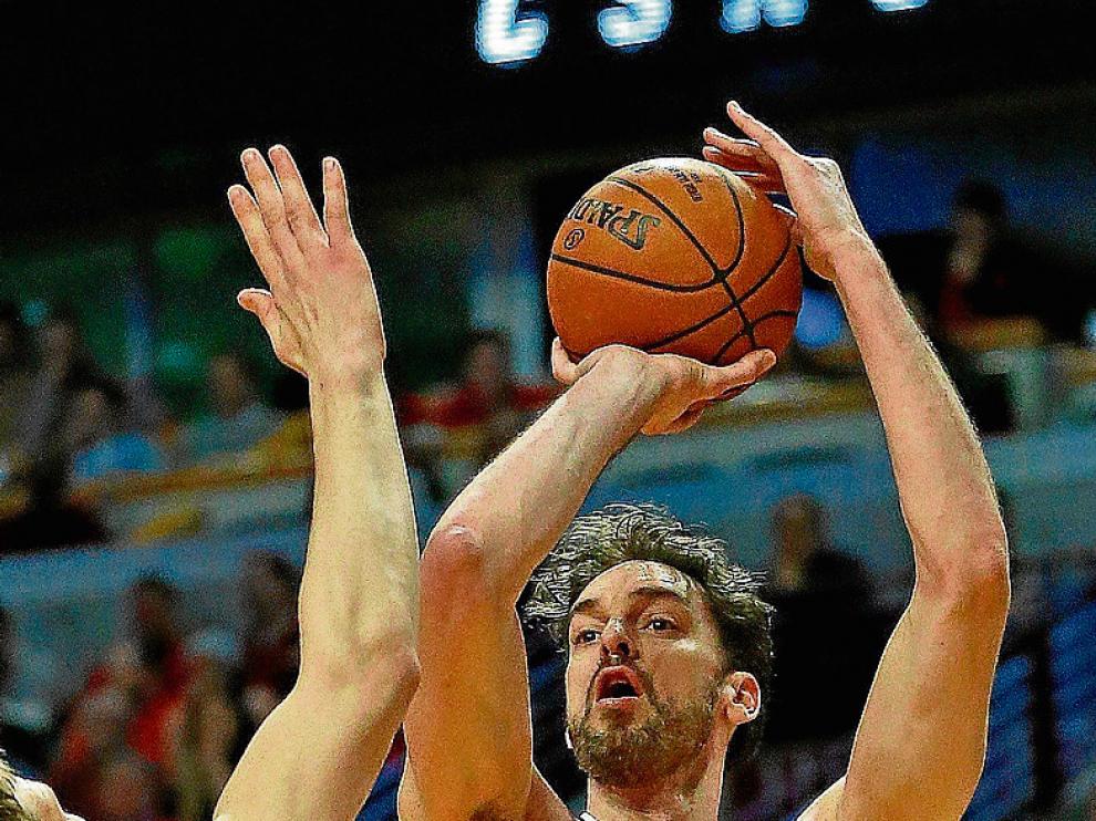 Pau Gasol intenta anotar ante Timofey Mozgov (Cavaliers).