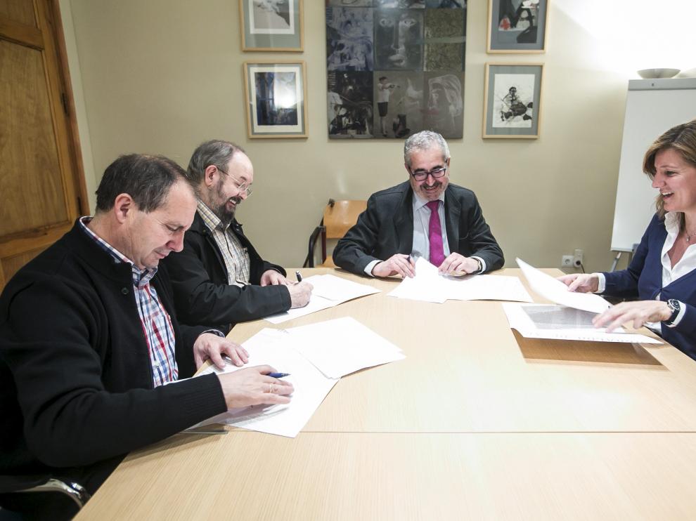 Firma del convenio para la continuidad del suplemento 'Sin Barreras' en Heraldo de Aragón