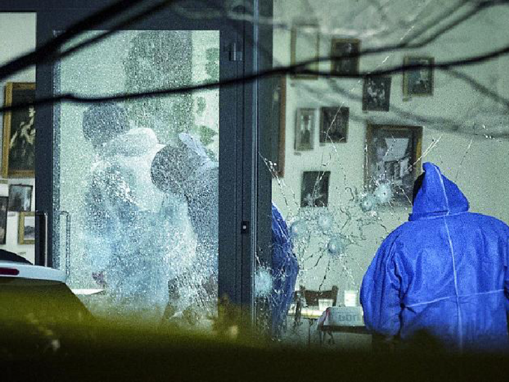 La Policía inspecciona el lugar del ataque en busca de pistas, ayer en un café cultural de la ciudad de Copenhague.