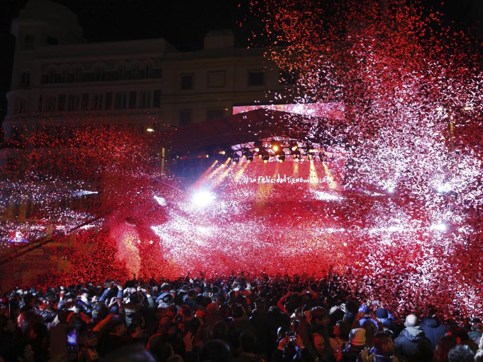 El centro de Madrid se tiñe de rojo en el Día Internacional de la Felicidad.