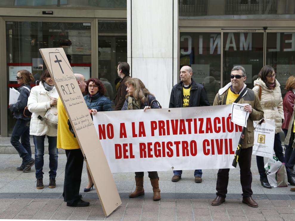 Varios trabajadores protestaron este viernes a las puertas del Registro Civil en Zaragoza