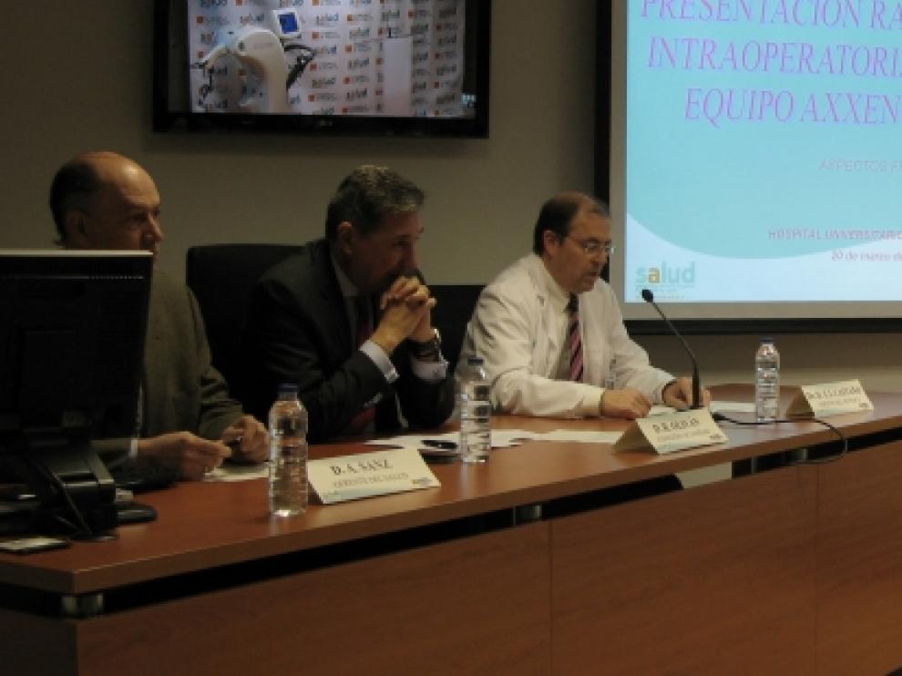 Presentación del nuevo aparato de radioterapia, pionero en España, en el hospital Miguel Servet de Zaragoza.