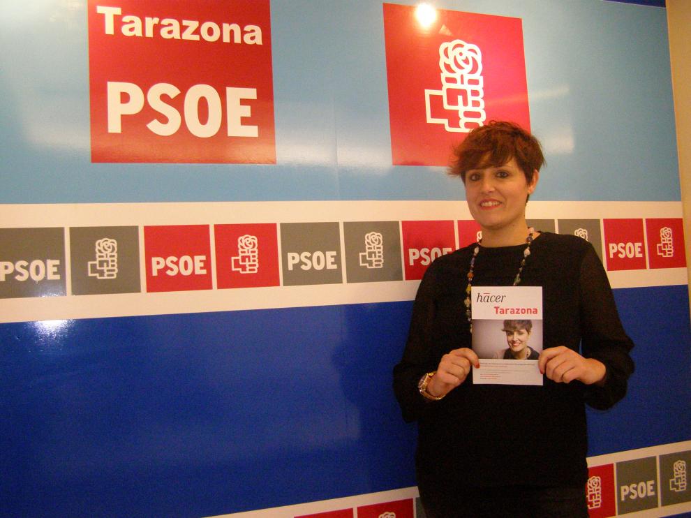 La candidata socialista a la alcaldía de Tarazona, Leticia Soria, posa con uno de los cuestionarios.
