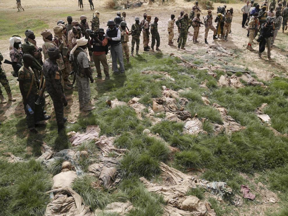 Soldados de Chad muestran los cuerpos aparecidos en Damasak