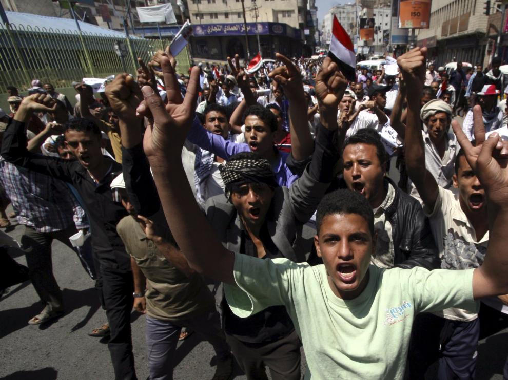 Los anti houthi protestan en las calles de la ciudad yemení de Taiz