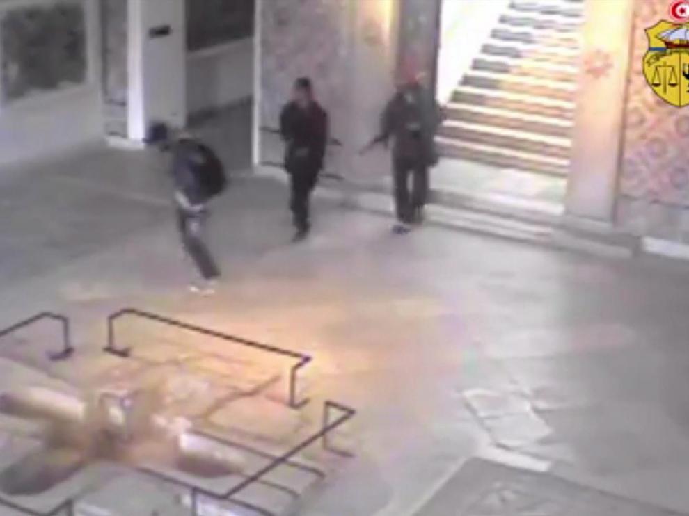 En las imágenes de las cámaras se seguridad se puede apreciar que son tres los terroristas, uno de ellos continúa fugado