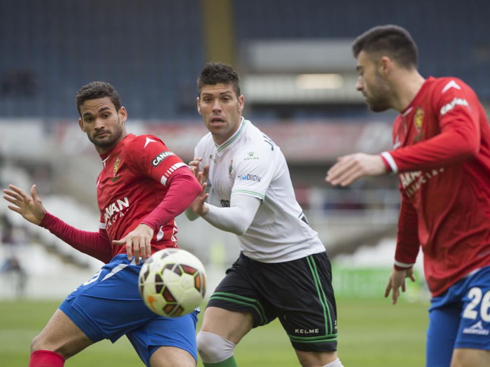 Willian José mira el balón, en poder de su compañero Rico