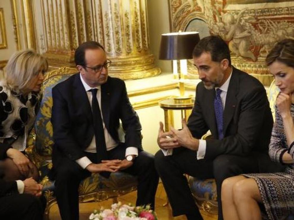 Los Reyes, con Hollande, reciben información del accidente