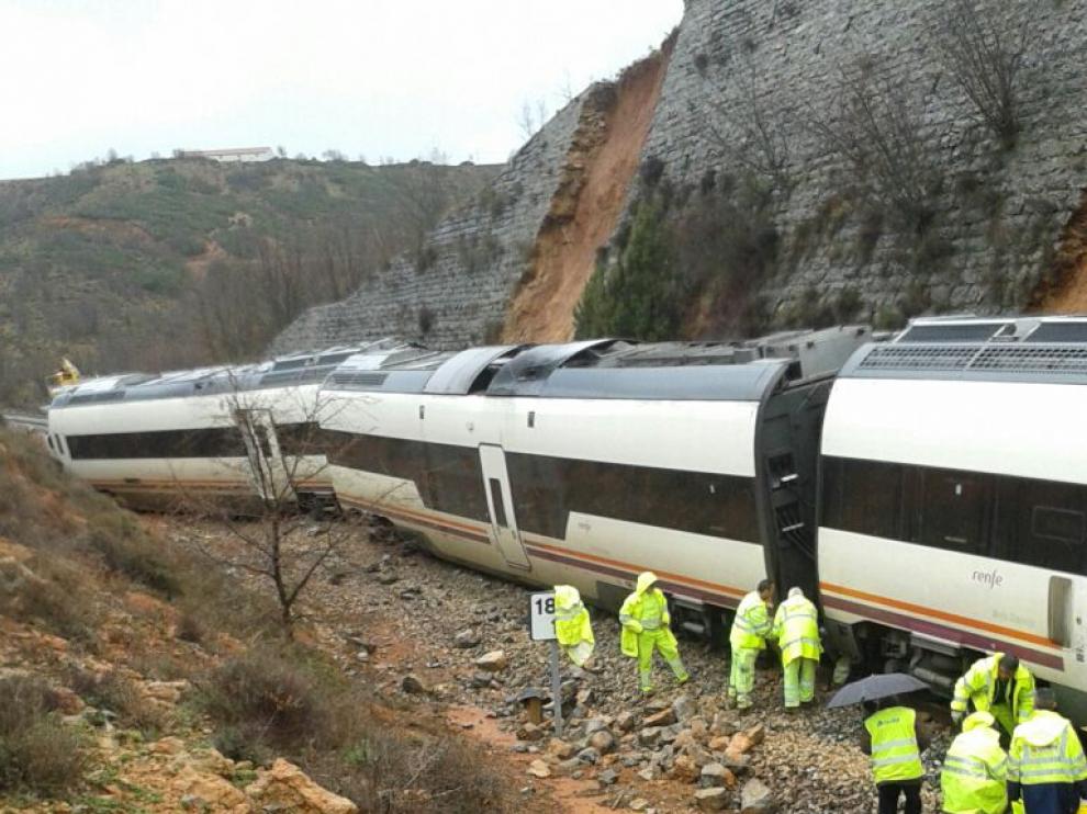 Imagen del tren que descarriló este lunes entre Rubielos de Mora y Sarrión por las lluvias