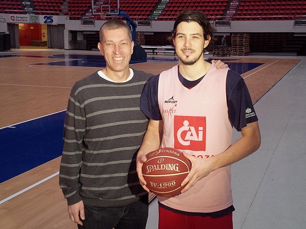 Goulding y Andrej Lemanis posan tras el entrenamiento del CAI Zaragoza